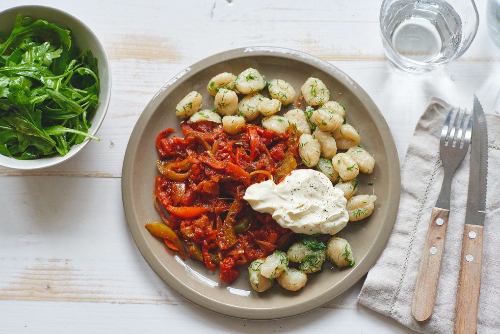 Zarte Gnocchi mit Paprikasauce und Schmand