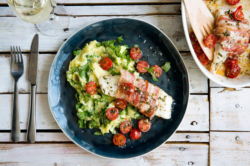 Ofenkabeljau im Speckmantel mit Rucola-Kartoffelstampf