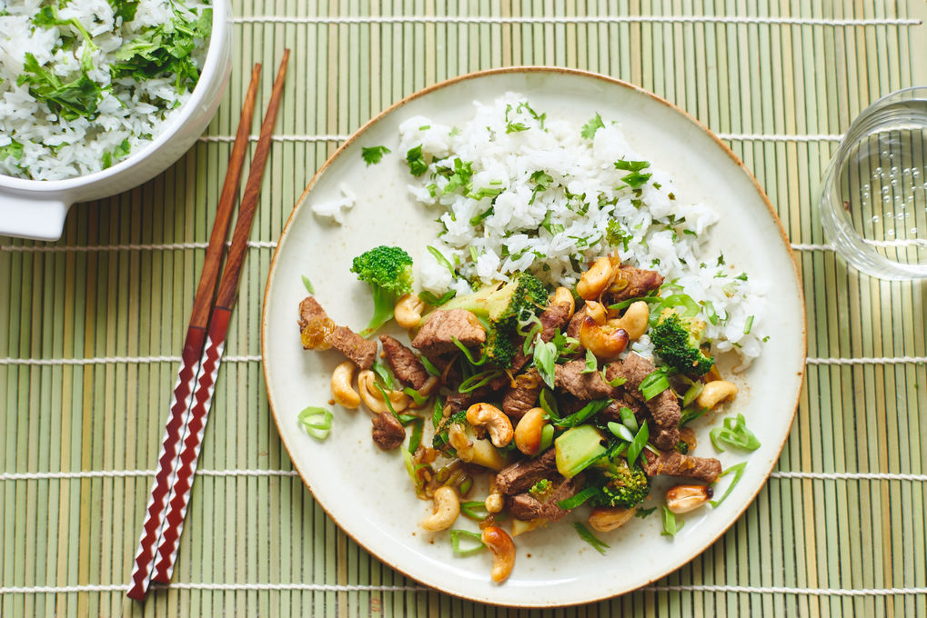 Stir Fry mit Schwein, Brokkoli und Cashewkernen