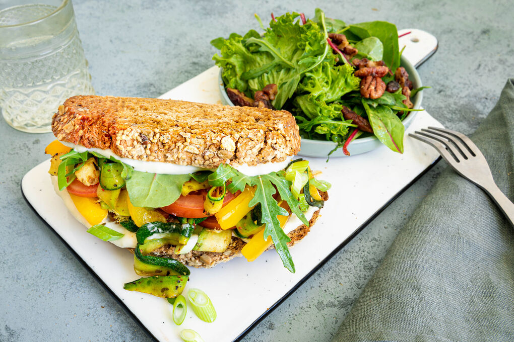 Bunte Gemüse-Tartines mit veganer Mayo und Rucola-Pekannuss-Salat