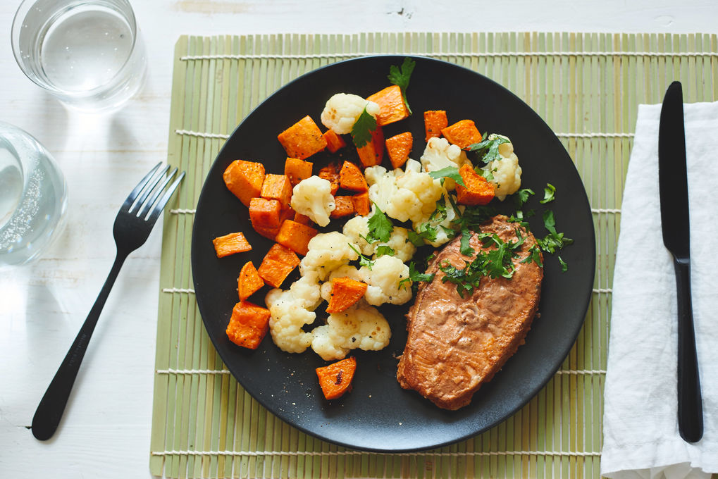 Tandoori-Lachs mit Blumenkohl und Süßkartoffel