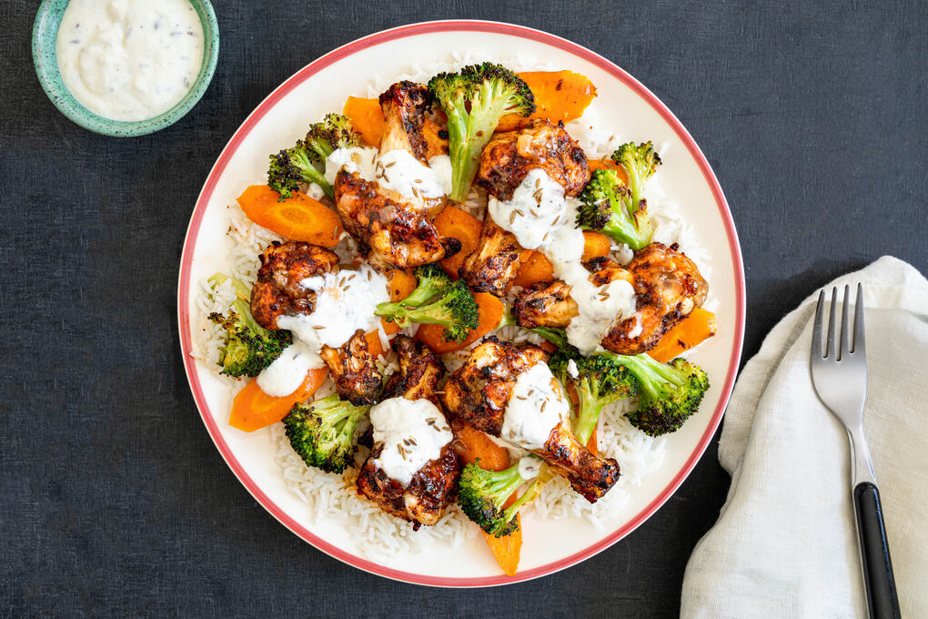 Masala-Hähnchenflügel mit Ofengemüse indische Art mit Kokosreis und Joghurt