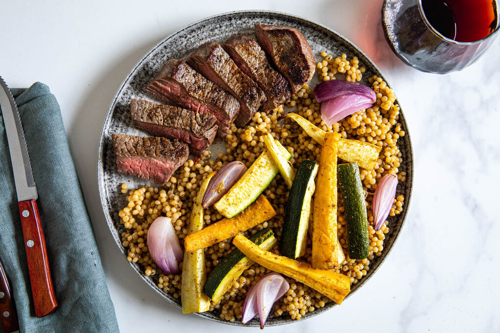 Flanksteak und herbstliches Ofengemüse an würzigem Perlencouscous