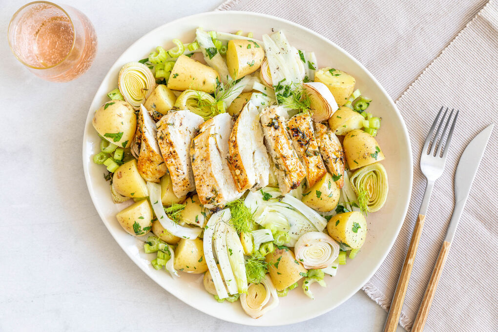Thymian-Hähnchen aus dem Ofen mit aromatischem Kartoffel-Fenchel-Salat
