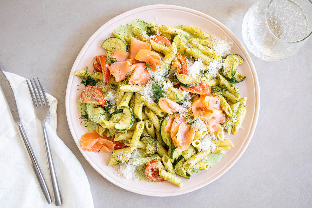 Zucchini-Räucherlachs-Pasta mit Basilikum-Dill-Pesto und Tomate