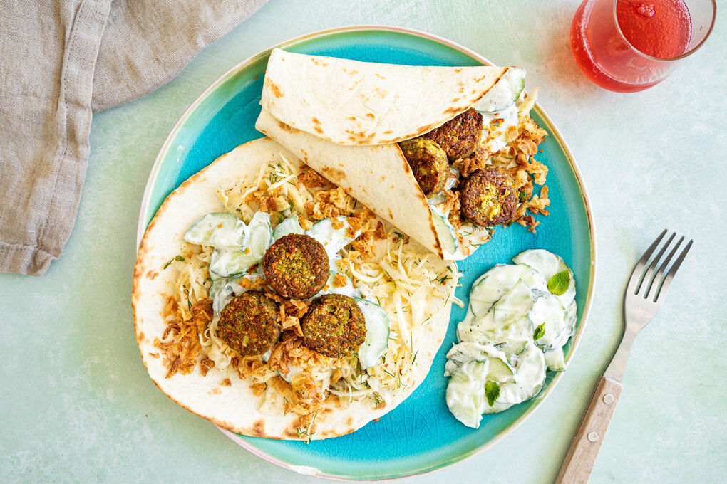 Wraps mit Feta-Zucchini-Falafeln und zweierlei Salaten