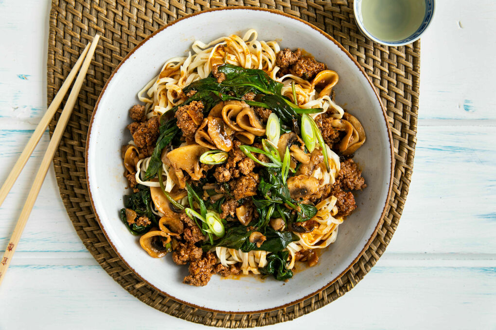 Koreanische Bolognese mit Rinderhack mit Pilzen und Spinat, dazu Asia-Nudeln