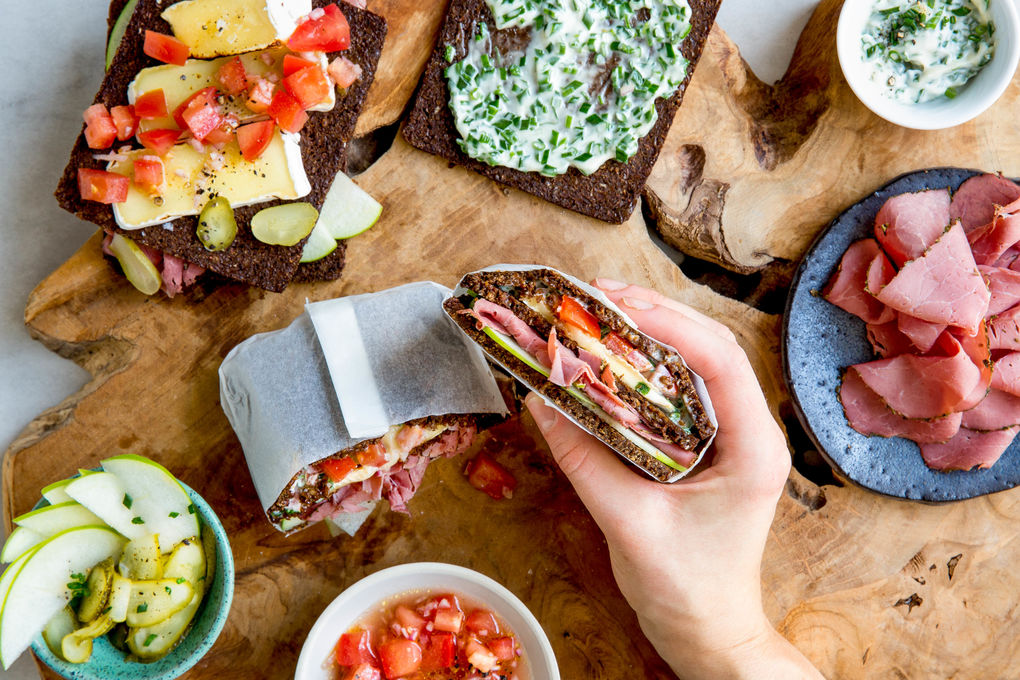 Gegrilltes Pastrami-Sandwich mit Brie, Apfel und Gewürzgurke