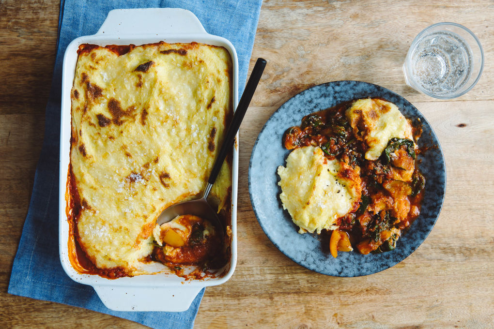 Überbackener Polenta-Auflauf mit Spinat und Käsekruste