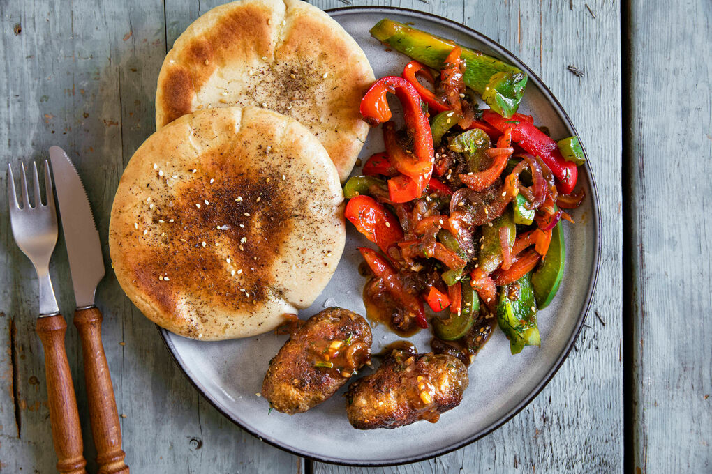Orientalische Rindfleisch-Kebabs mit würzigem Paprikagemüse und Pitabrot