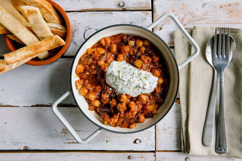 Paprika-Kichererbsen-Eintopf mit Kräuter-Joghurt und Pita-Fritten