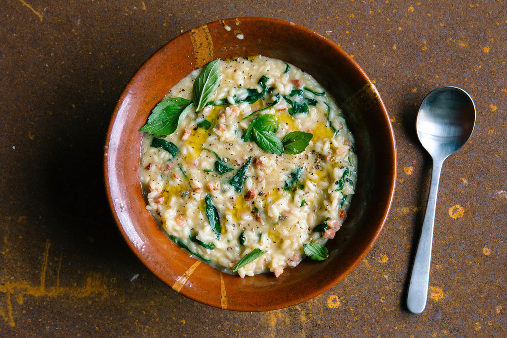 Spinat-Risotto mit Speck und frischem Basilikum