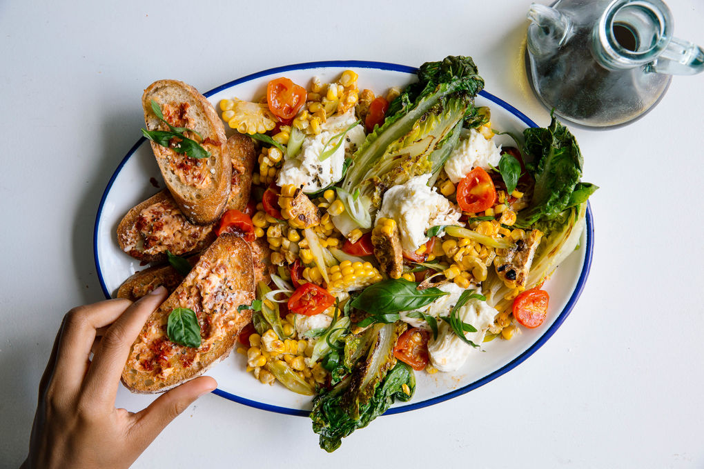 Gegrillter Mais-Salat mit Mozzarella und Tomatenbutter