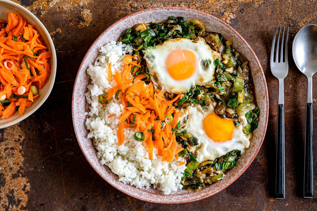Ei in Pak-Choi-Gemüse mit Bohnensauce serviert mit Sushireis und Karottensalat
