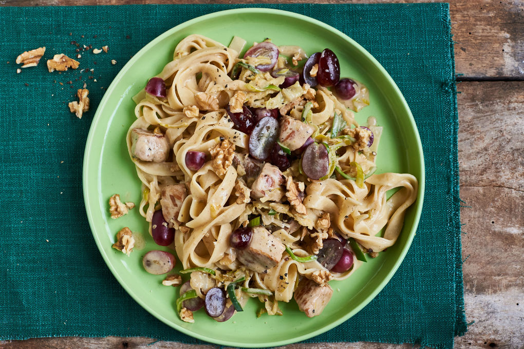 Schweinsragout mit Trauben Walnüssen und Tagliatelle