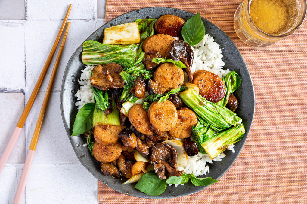 Geflügelwurst asiatische Art mit Aubergine und Pak Choi auf Reis