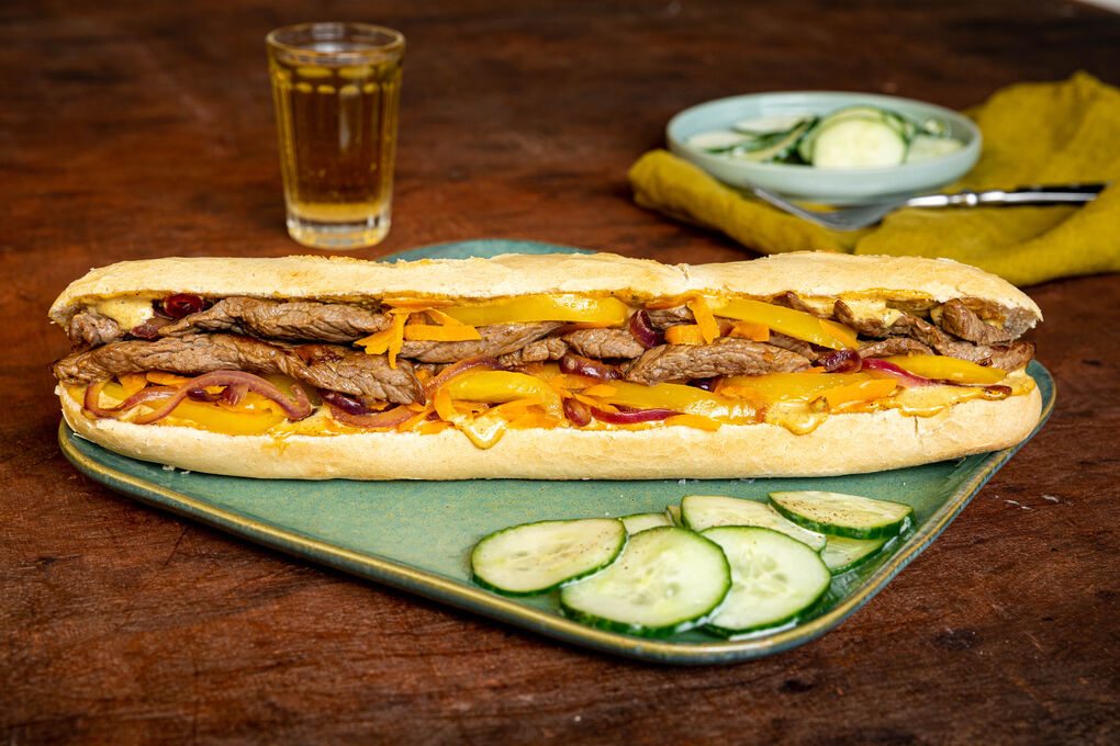 Schnelles Paprika-Rindfleisch-Sandwich mit Gurkensalat