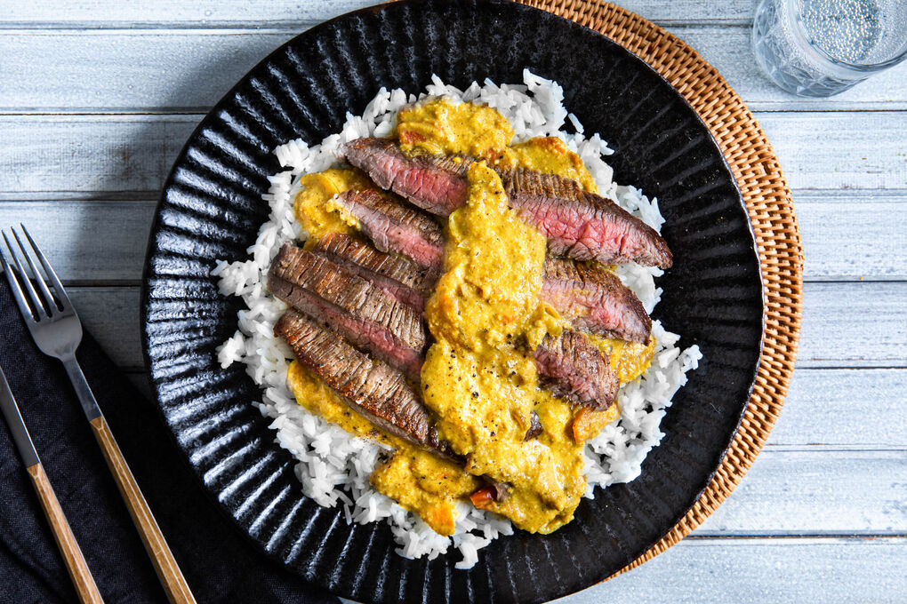 Hüftsteak und Mandel-Kokos-Curry mit Karotte und Tomate auf Reis