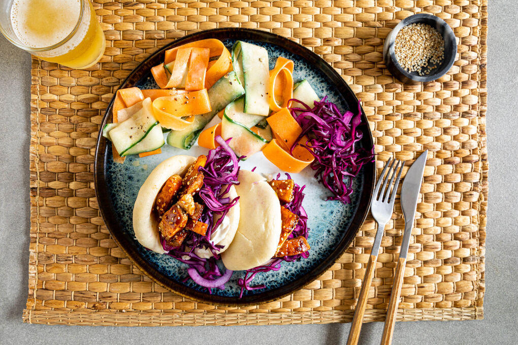 Baos mit Rotkohl und Schweinebauch dazu Karotten-Gurken-Salat