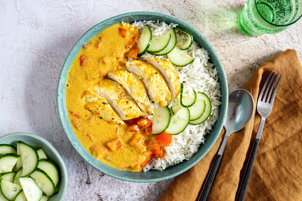 Mildes Paprika-Hähnchen-Curry mit frischer Gurke auf Basmatireis
