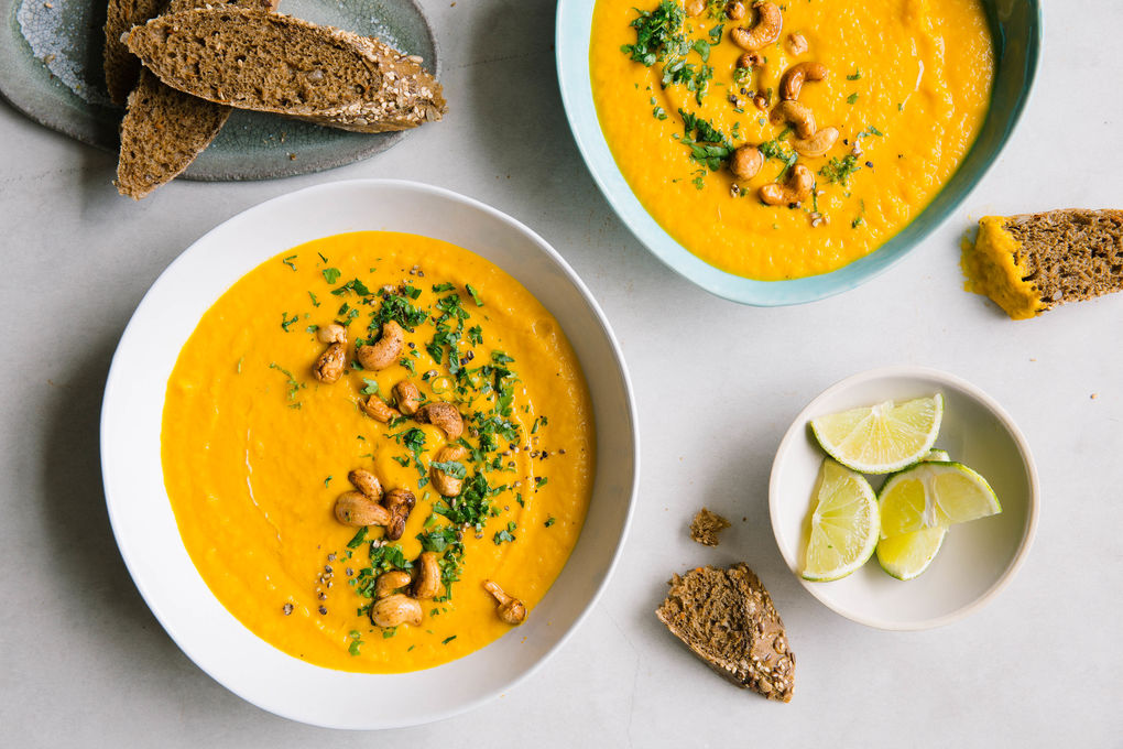 Karotten-Ingwer-Suppe mit Kokosmilch und Cashewnüssen