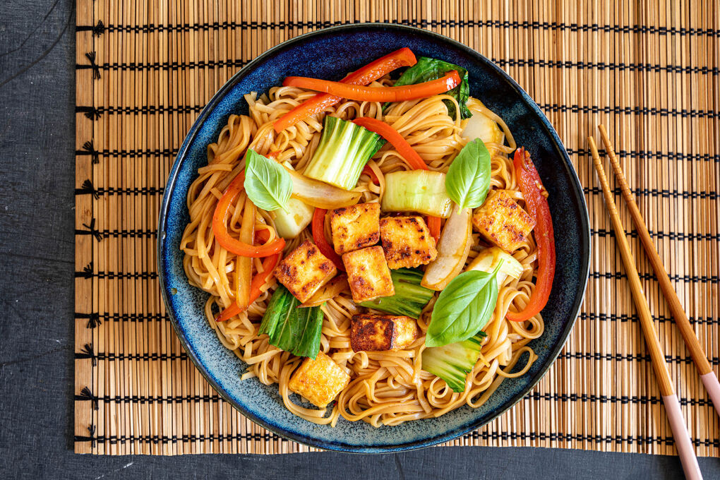 Krosser Tofu mit „betrunkenen Nudeln“ mit Pak Choi und Thai-Basilikum