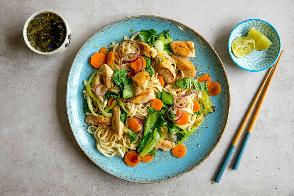 Schnelle Teriyaki-Hähnchen-Nudeln mit Baby-Pak-Choi und Limette