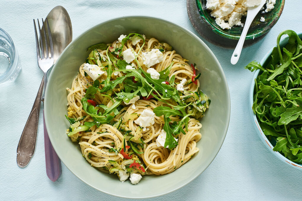 Zitronige Spaghetti mit Fetakäse mit Zucchini, Rucola und Mohn