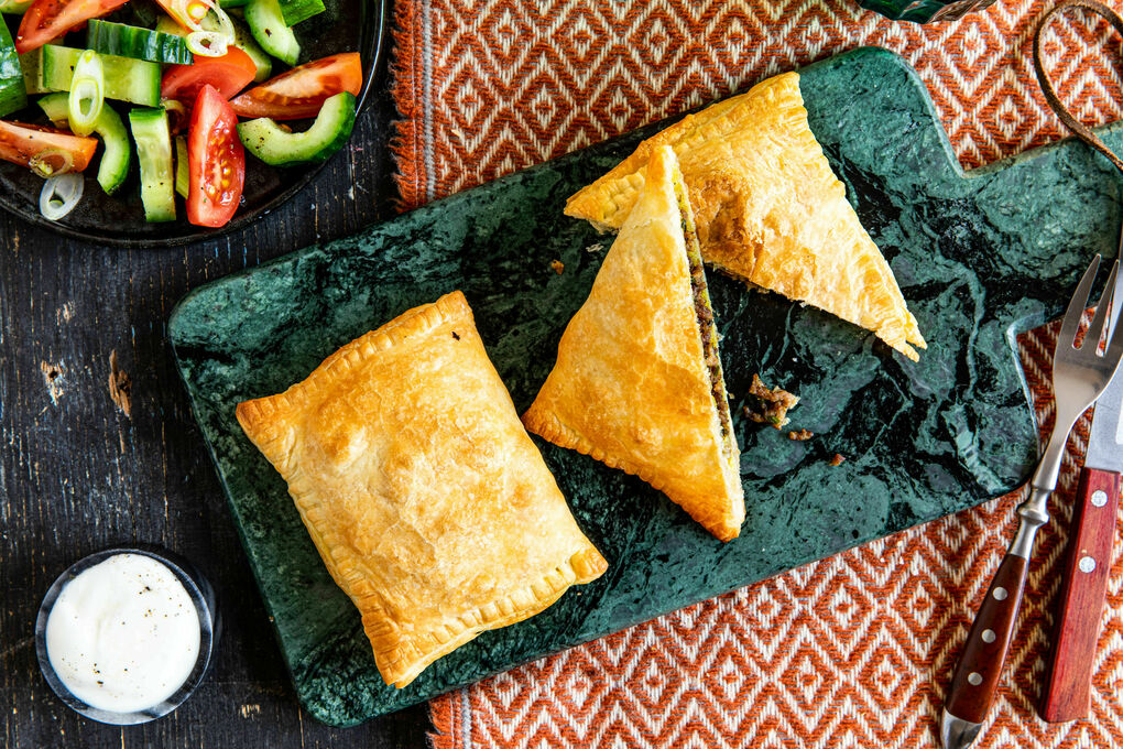 Orientalische Hackfleischtaschen mit Tomaten-Gurken-Salat und Joghurt