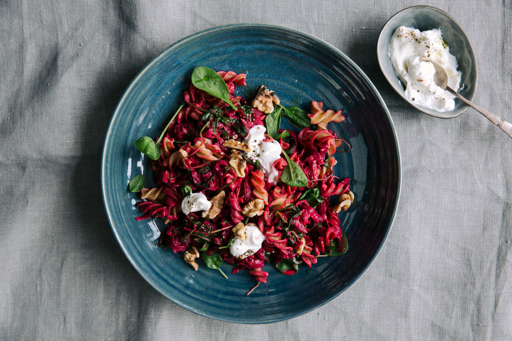 Rote Beete-Pasta mit Spinat dazu Frischkäse und Walnüsse