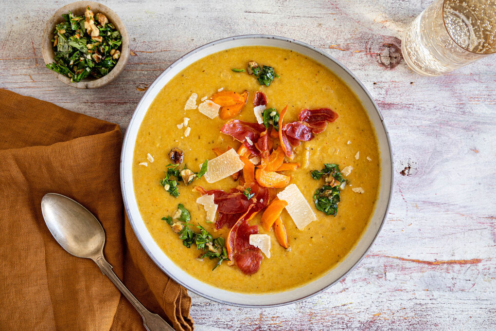 Feine Gemüsecremesuppe mit Serrano mit Walnuss-Gremolata und Käse