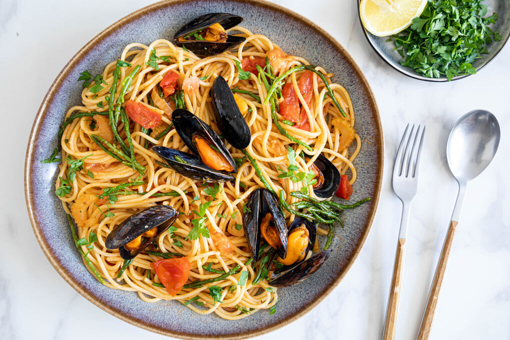 Miesmuscheln und Queller mit Spaghetti in leichter Tomatensauce
