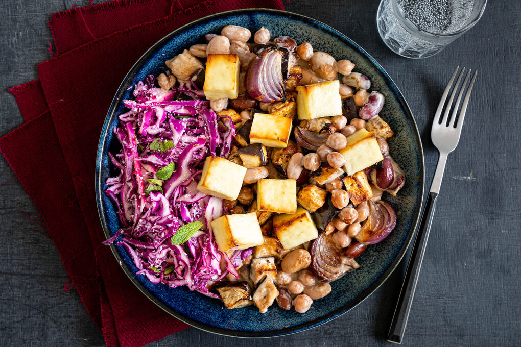 Indischer Auberginen-Paneer-Auflauf mit Kokosmilch und Rotkohlsalat