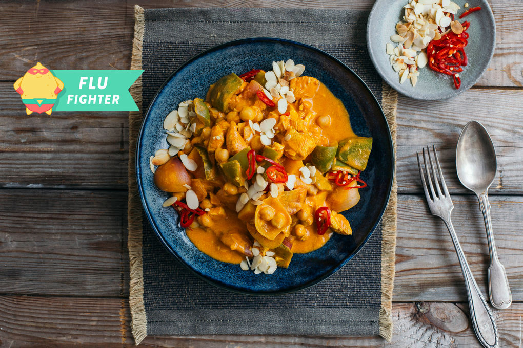 Kichererbsen-Hähnchen-Curry mit Rahmjoghurt und Mandelblättchen