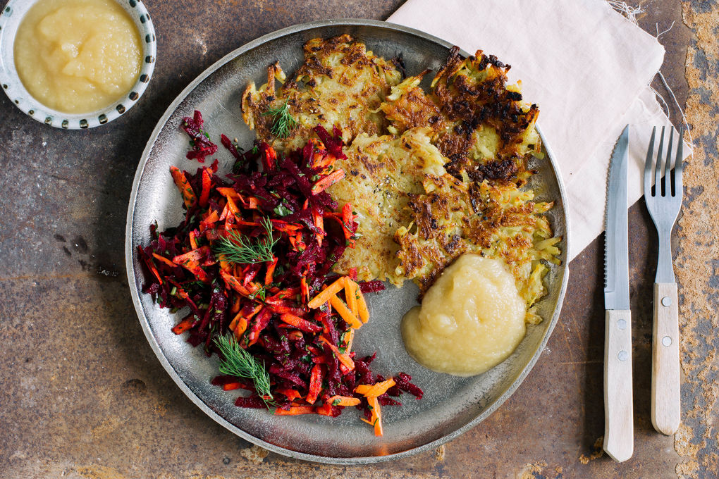 Warme Kartoffelpuffer mit Apfelpüree und Rote Beete-Salat