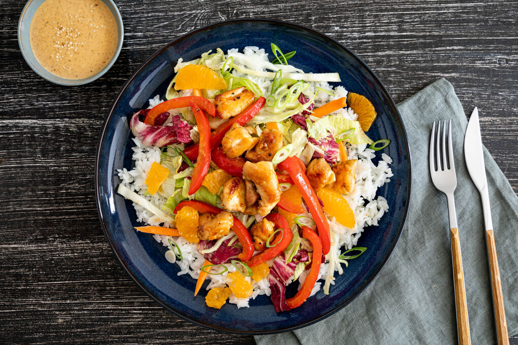 Warmer Geflügelsalat chinesische Art mit Mandarine, knackigem Gemüse und Reis