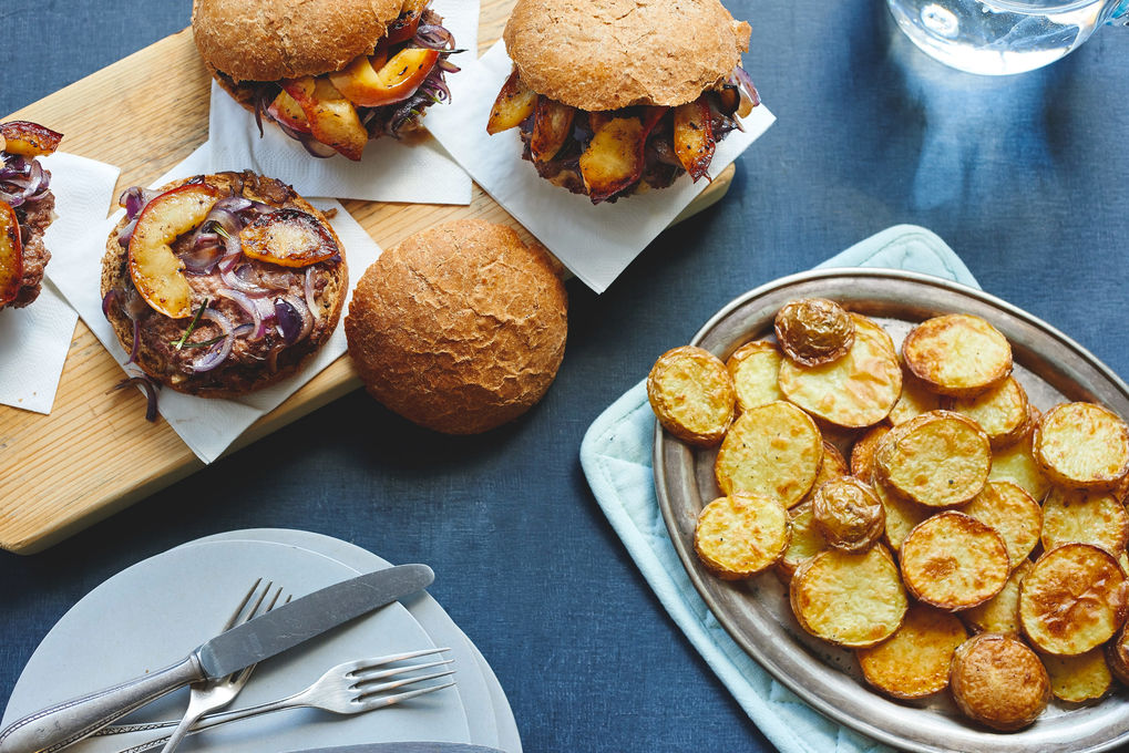 Saftiger Rinderburger mit Rosmarin-Zwiebeln und Apfel