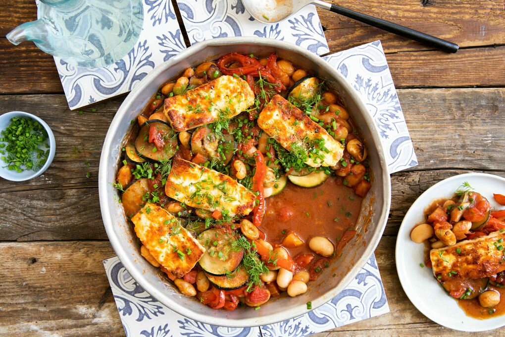 Ofen-Halloumi Shakshuka-Art mit Paprika, Bohnen und Zucchini
