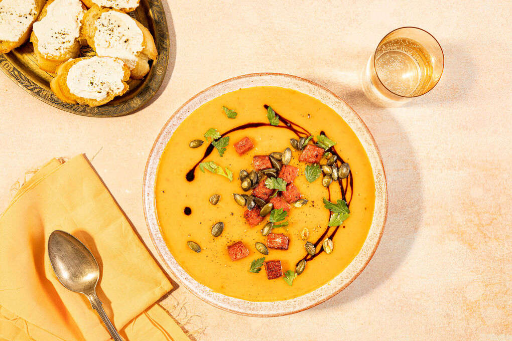 Special: Kürbiscremesuppe mit Chorizo dazu knuspriges Baguette mit Feta