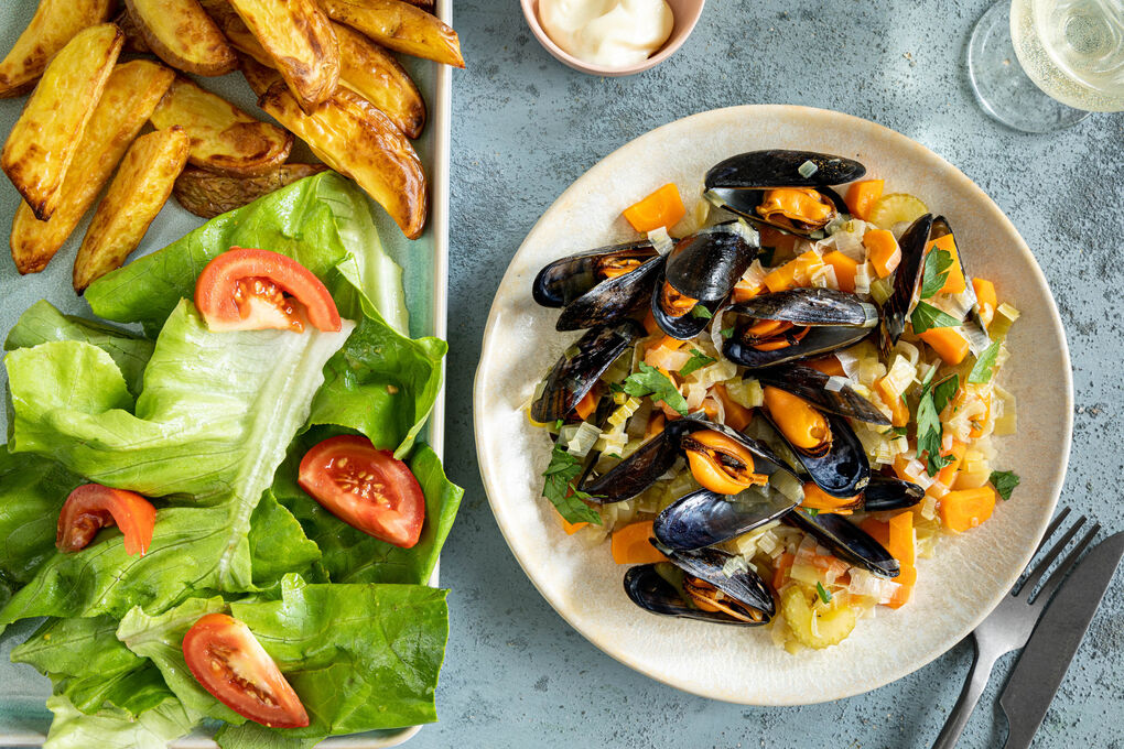 Muscheln mit Petersilie und Ofenpommes dazu klassischer Salat
