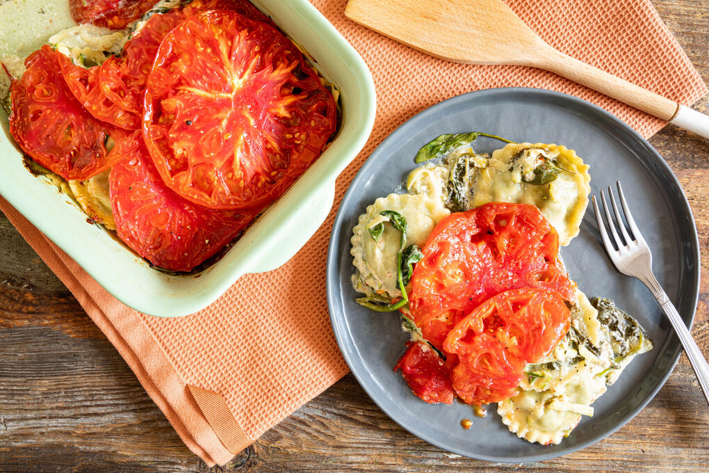 Überbackene Ricotta-Spinat-Girasole mit Tomate in cremiger Spinatsauce
