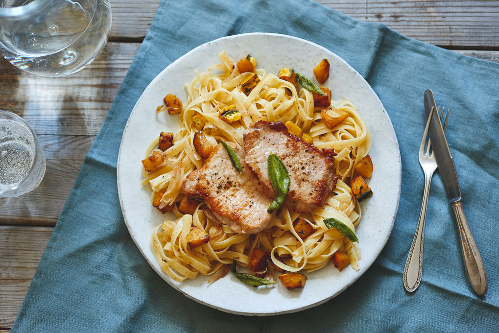 Schweinesteak mit Salbeibutter und Kürbis-Tagliatelle
