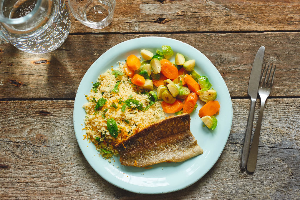 Krosse Forelle mit Bulgur und fruchtigem Rosenkohl