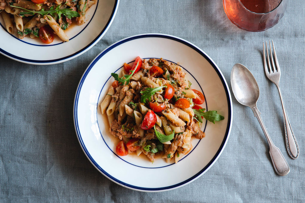Mediterrane Thunfischpasta mit Tomaten, Kapern und Rucola