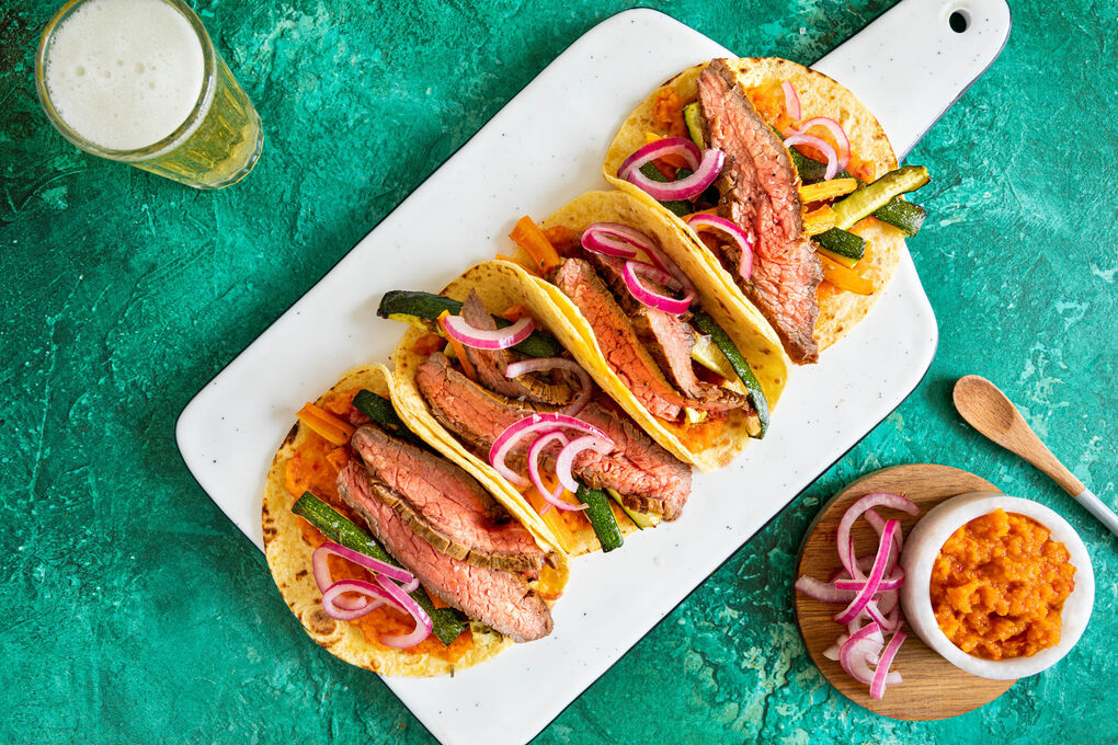 Steak-Tacos mit geröstetem Gemüse und selbst gemachter Salsa Lizano