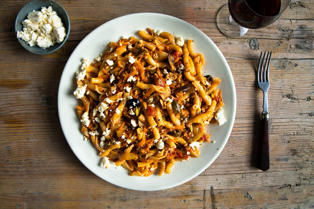 Pasta mit Bolognese griechische Art mit Feta und schwarzen Oliven