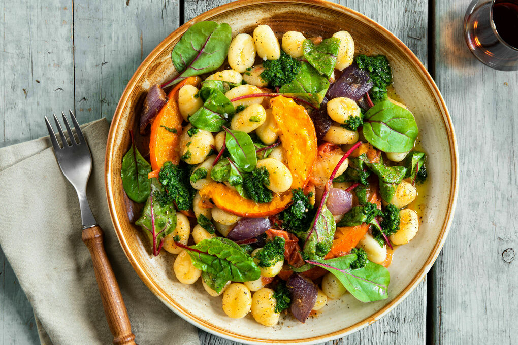 Gnocchi mit Kürbis und Tomaten dazu Salbei-Pistou und Babymangold