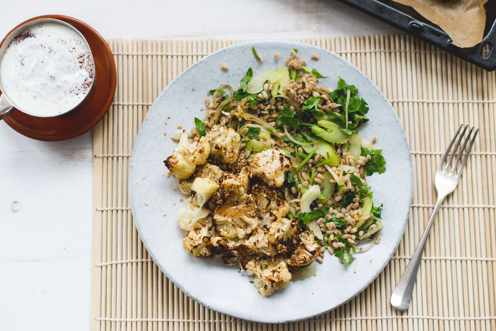 Würziger Blumenkohl mit Dinkel und Sumach-Joghurt-Dip