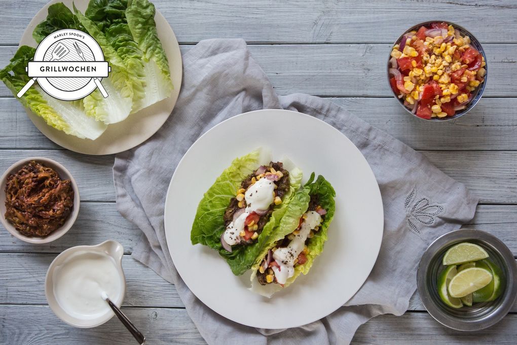 Salat-Tacos gefüllt mit Bohnenmole, Maissalsa und Joghurt