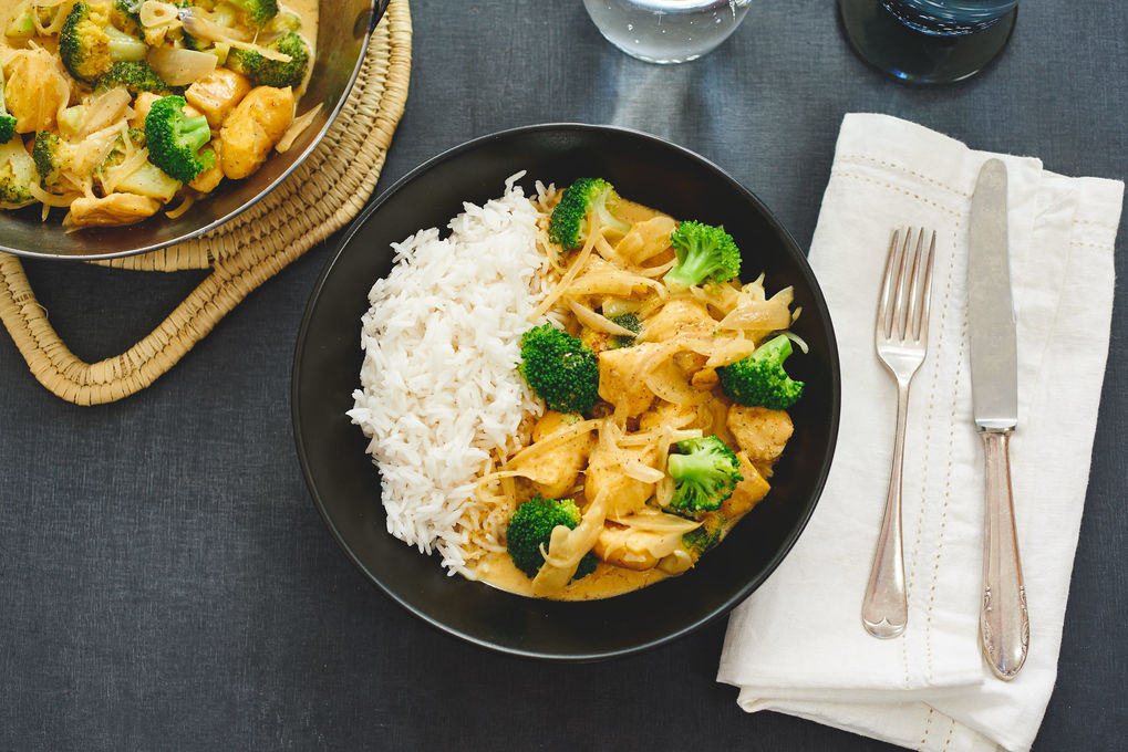 Indisches Hühnchen-Curry mit Brokkoli und Reis